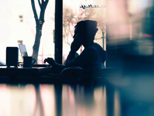 Selbständig machen ja oder nein? Mann sitzt im Café am Tisch und überlegt.