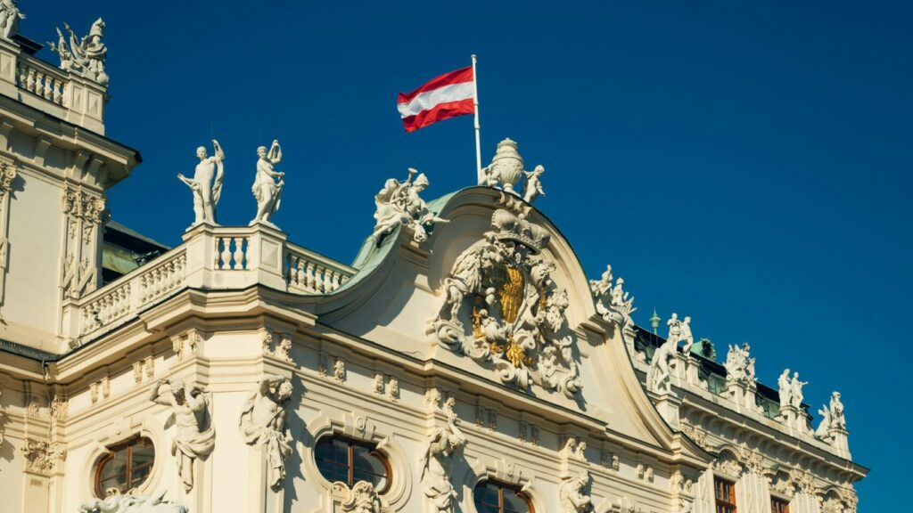 100 jährige österreichische Staatsanleihe: Das Bild zeigt das Wiener Schloss Belvedere, auf dem eine österreichische Flagge gehisst ist.